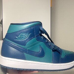 Air Jordan 1's Mid Women's Size 9